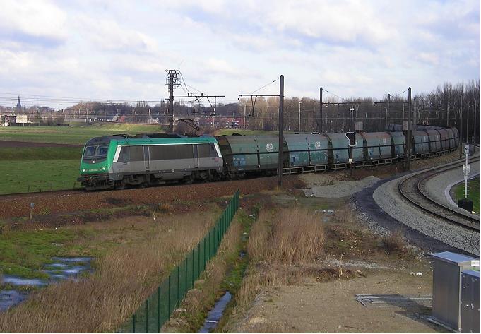 SNCF 3-voltage loco 36060 hauls a block train of imported coal for France, Ekeren, 25 January 2005