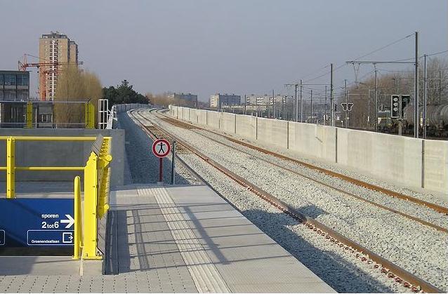 The flyover under construction north of Luchtbal station, seen from platform 1