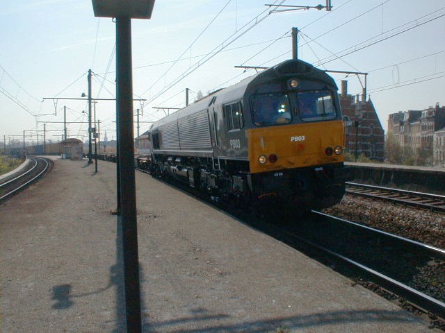 DLC's first multimodal train, passing Antwerpen dam 